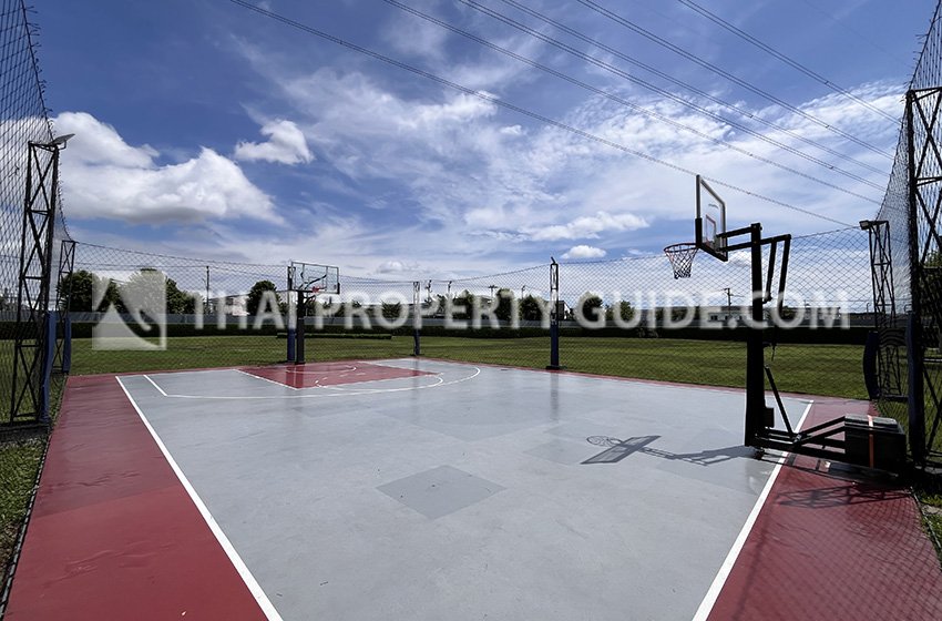 House with Shared Pool in Bangnatrad 